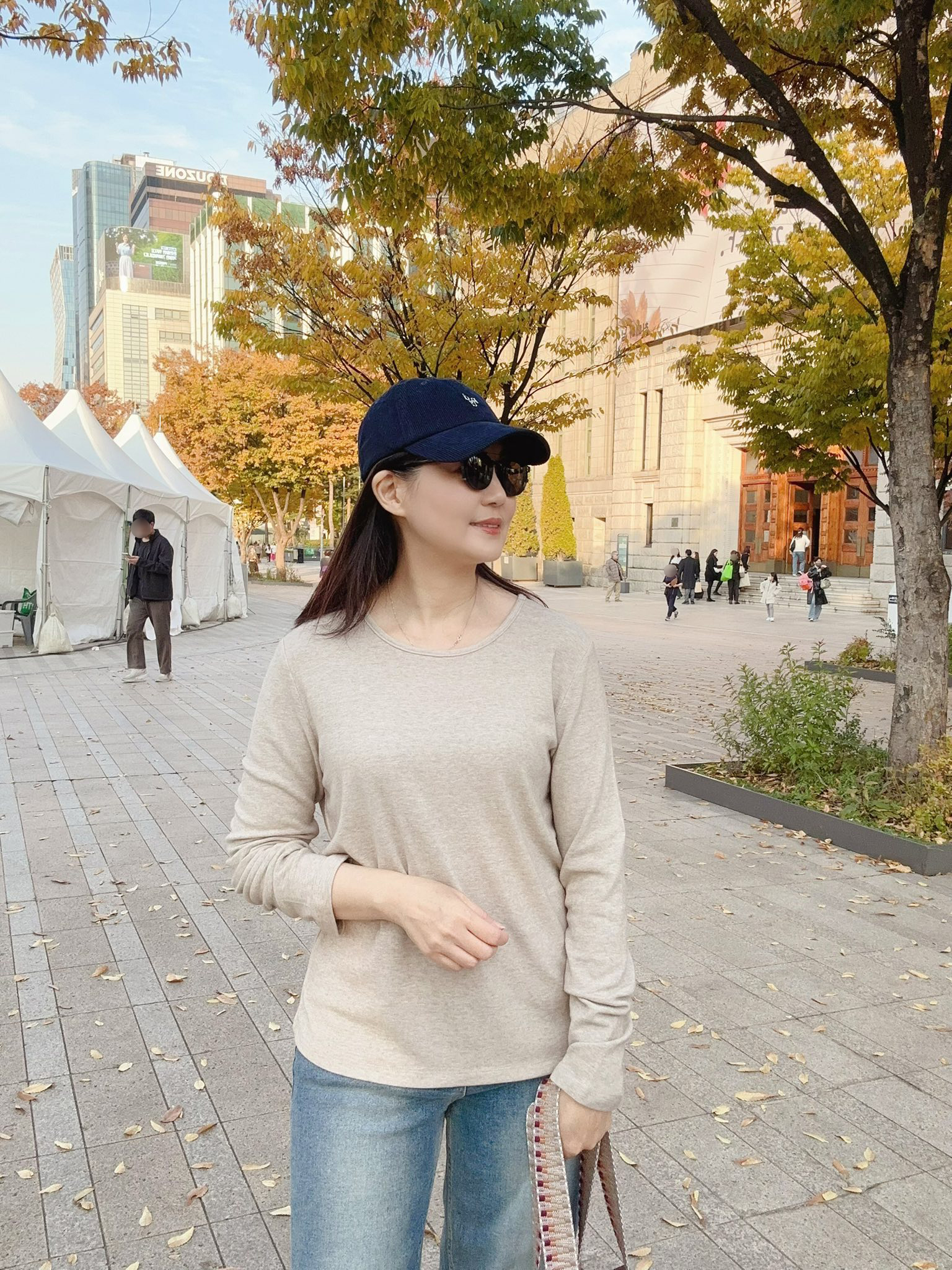 B110.綠繡線刷白淺藍中直筒牛仔褲