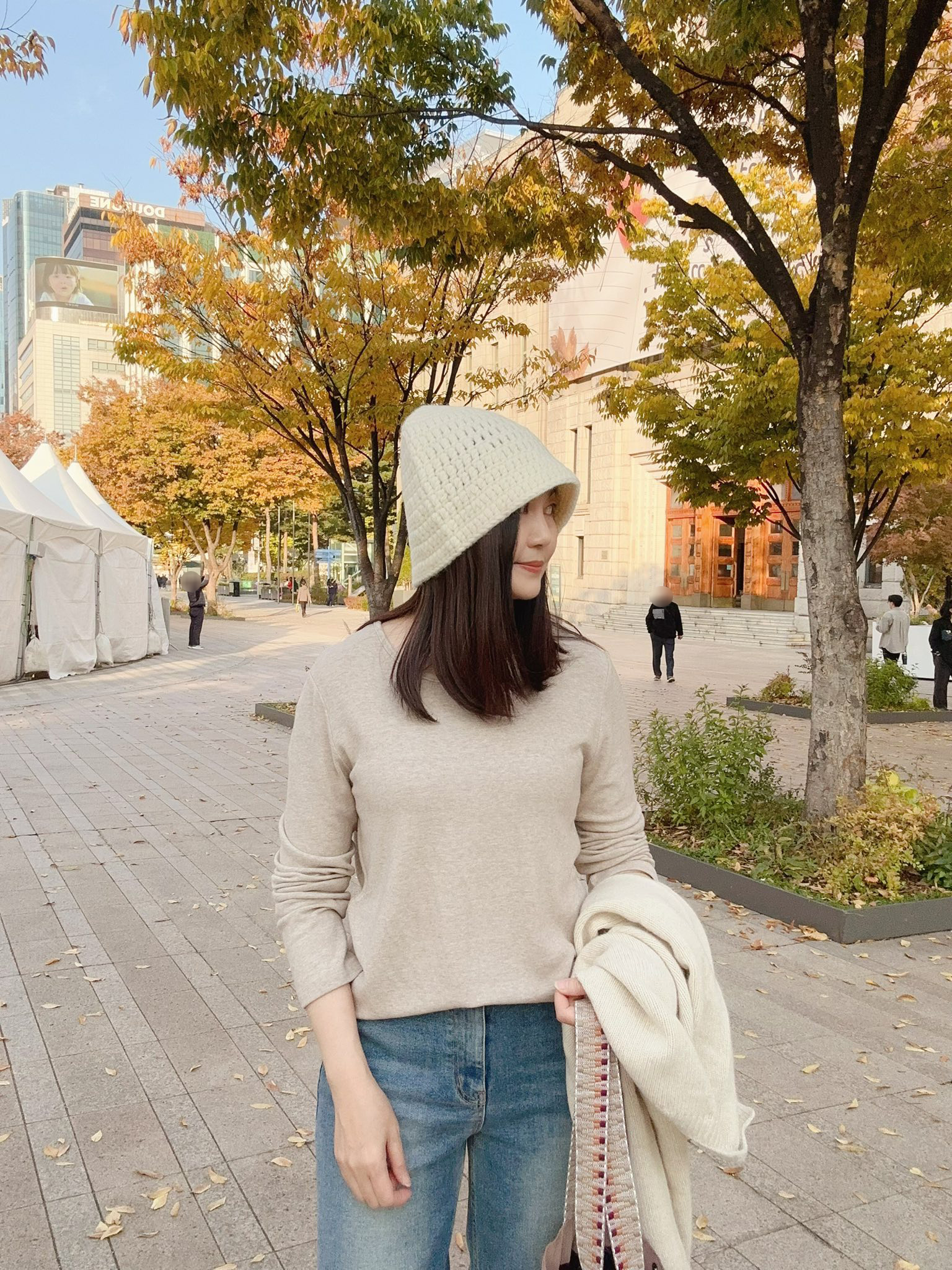 B110.綠繡線刷白淺藍中直筒牛仔褲