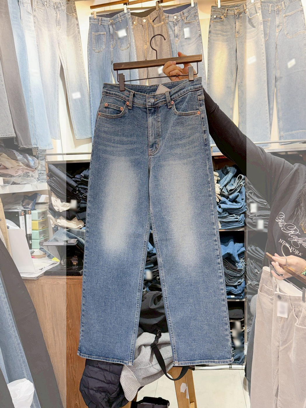 B110.綠繡線刷白淺藍中直筒牛仔褲