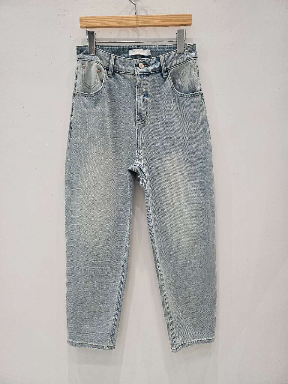 B82.星星家中腰刷色男友牛仔褲