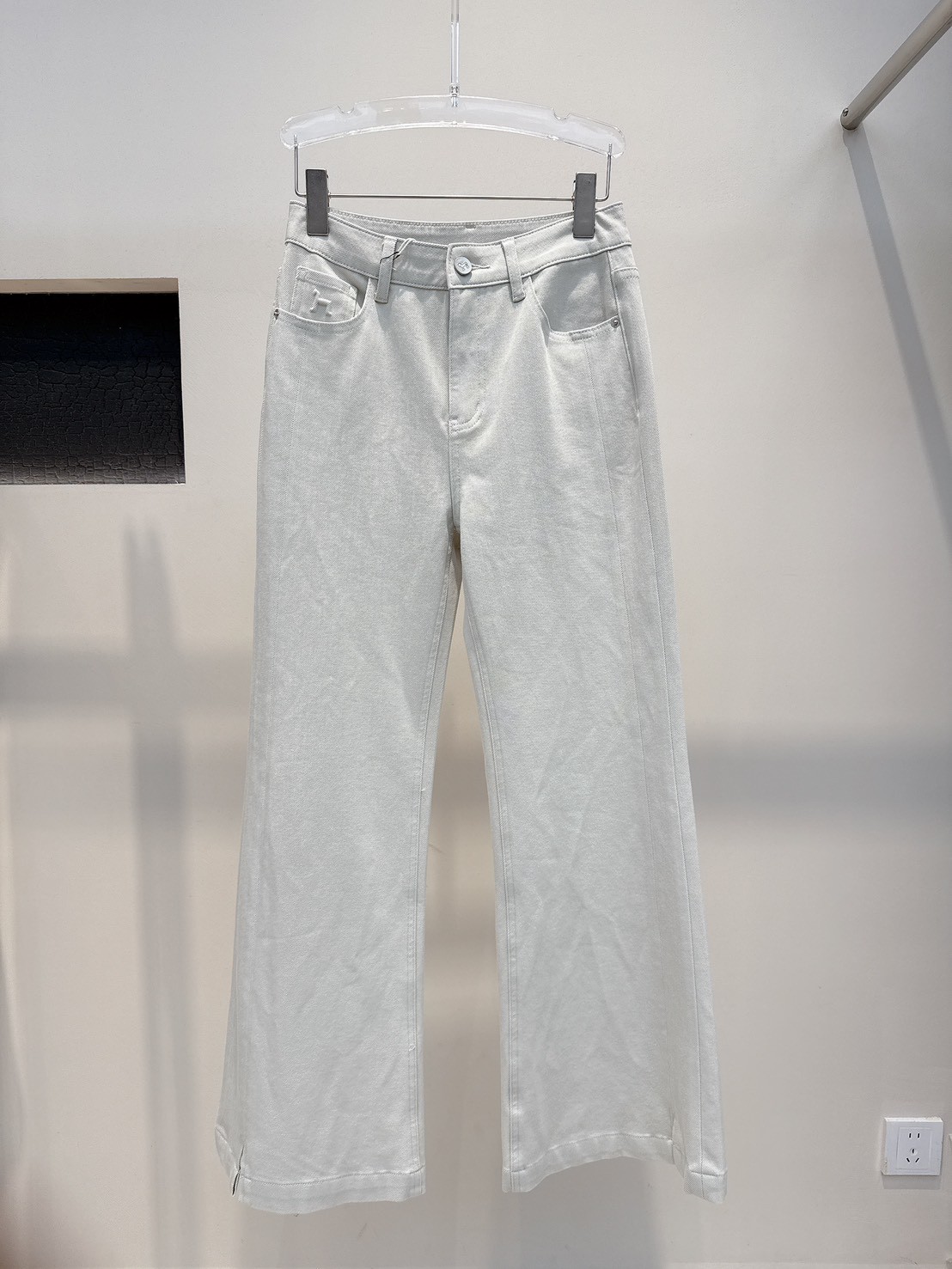 B03.半立體小馬輪廓小開衩牛仔褲