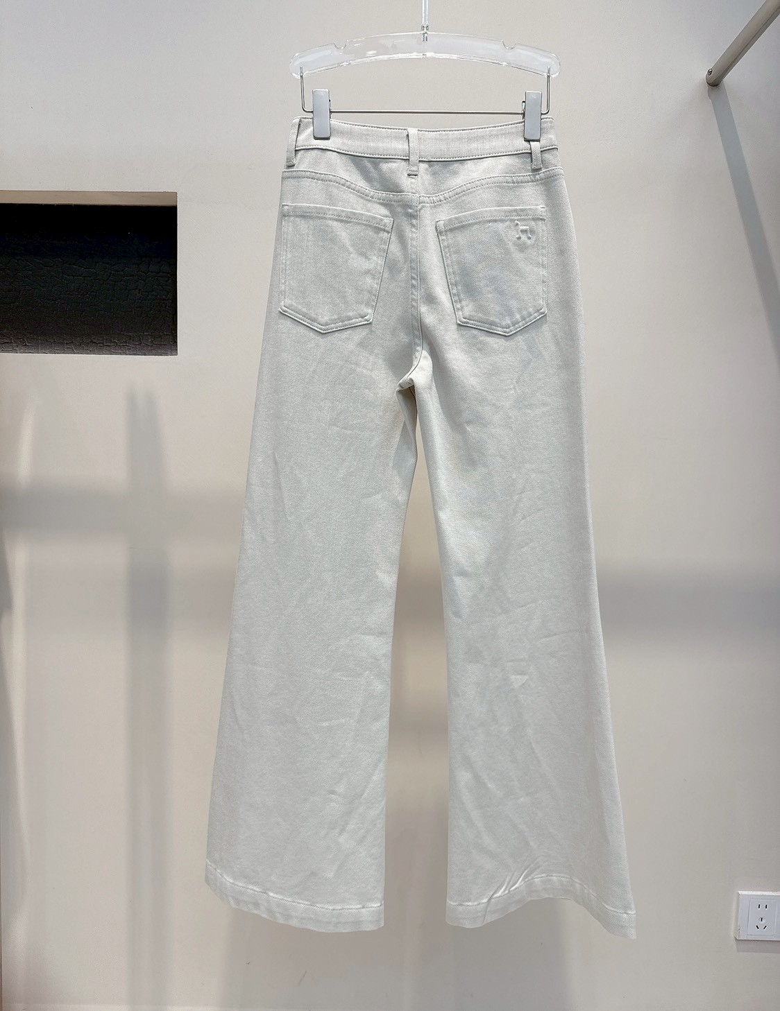 B03.半立體小馬輪廓小開衩牛仔褲