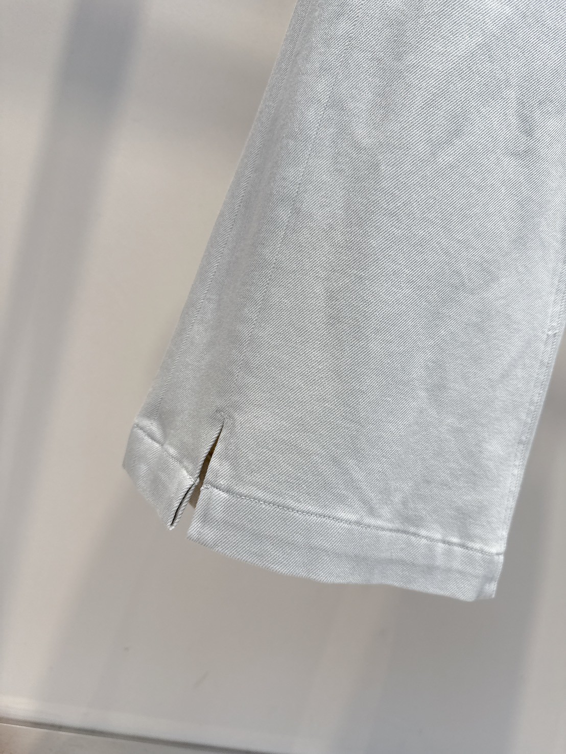 B03.半立體小馬輪廓小開衩牛仔褲