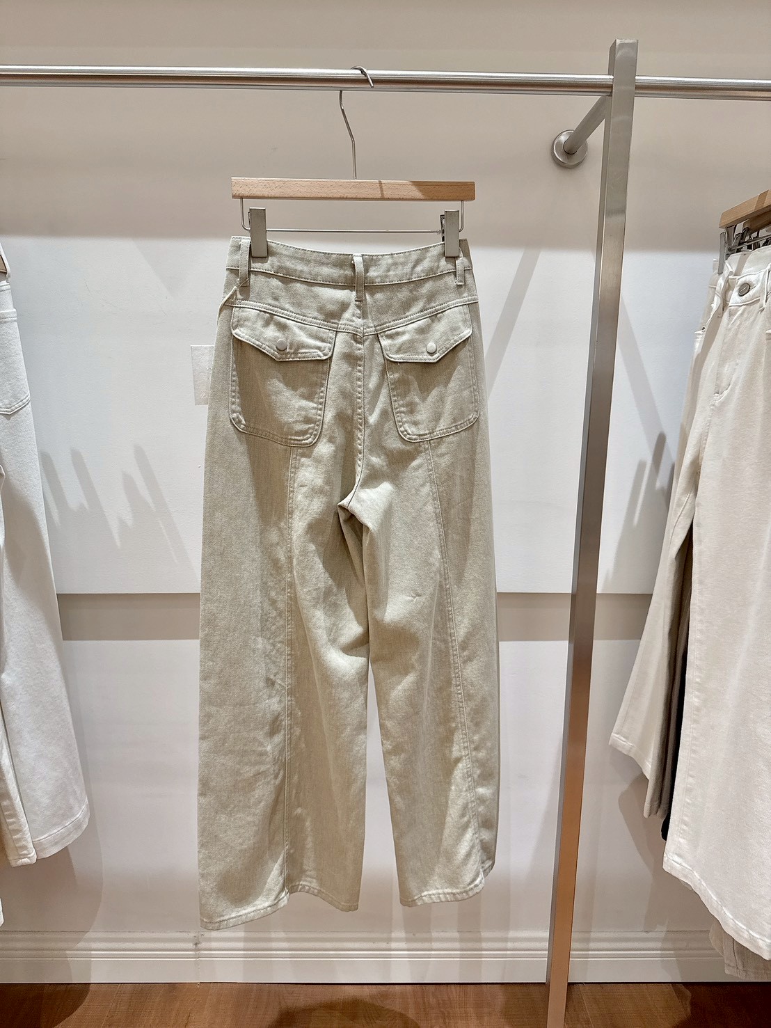 A05.造型側剪接落地牛仔褲