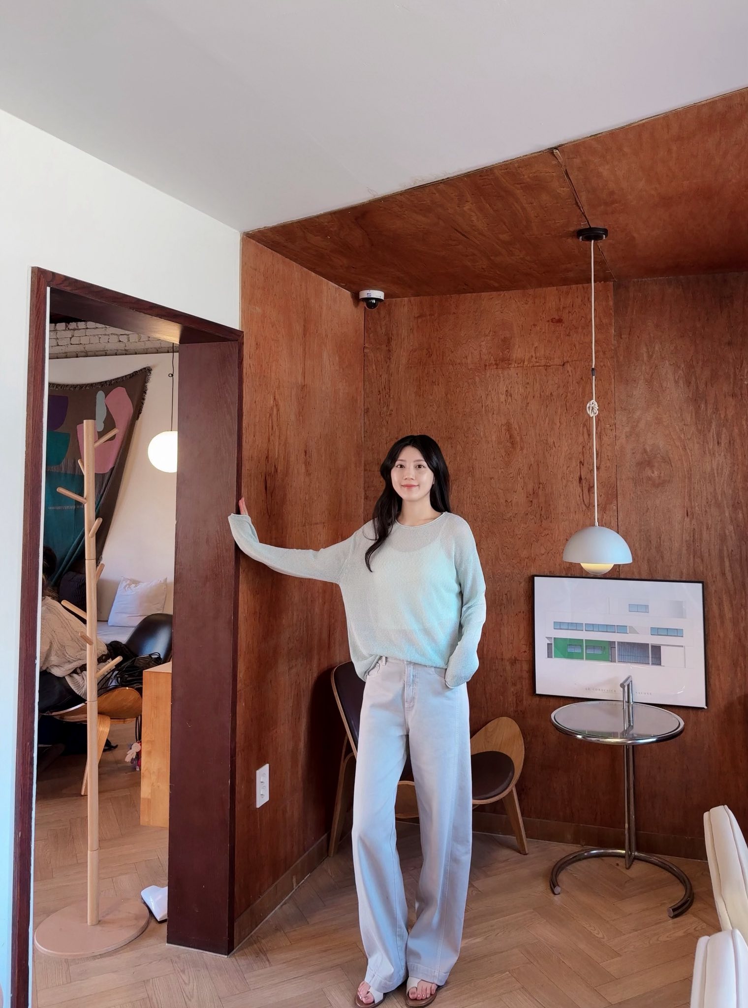 A69.淺藍洗色彈性剪接彎刀褲