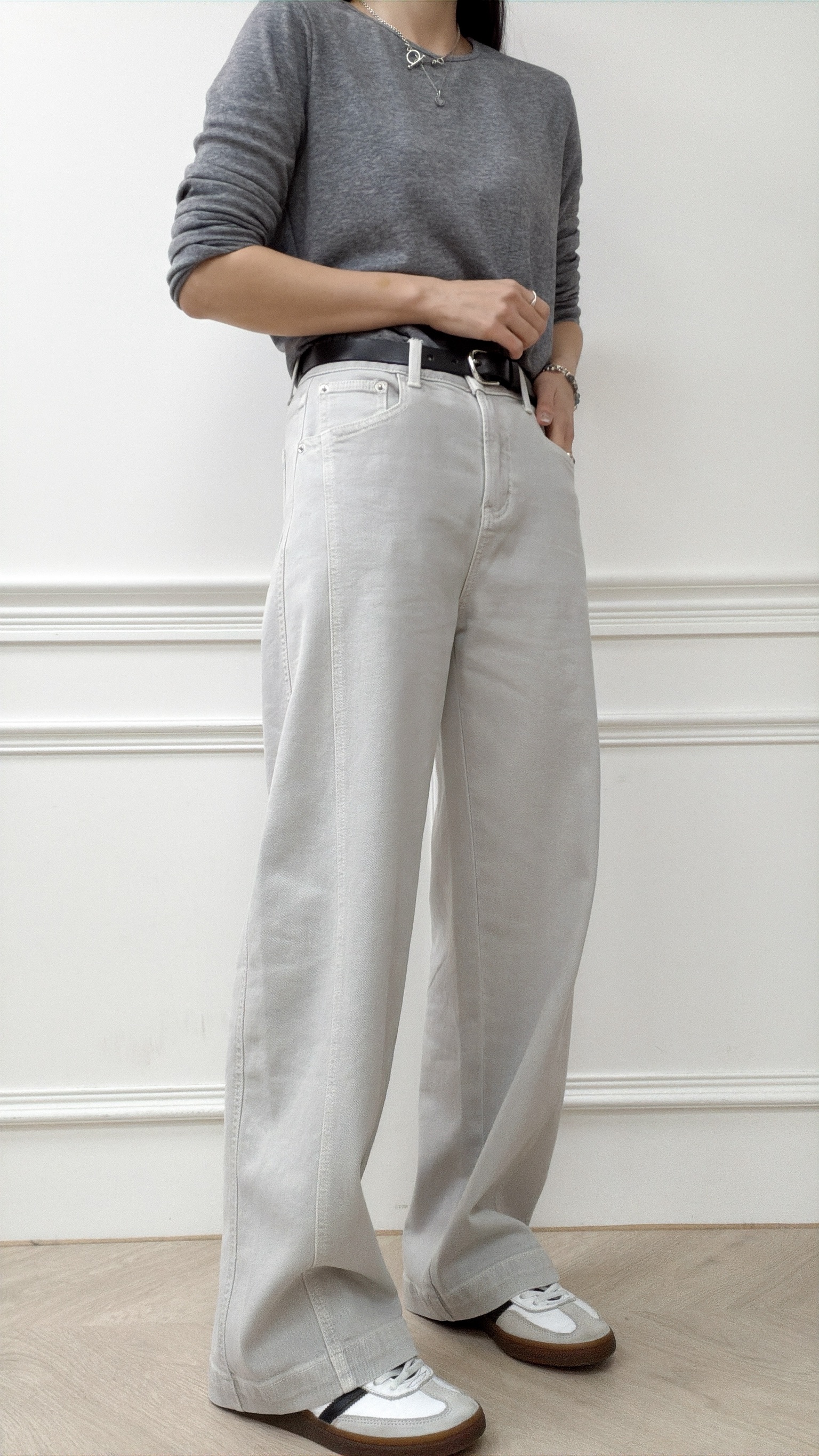 A69.淺藍洗色彈性剪接彎刀褲