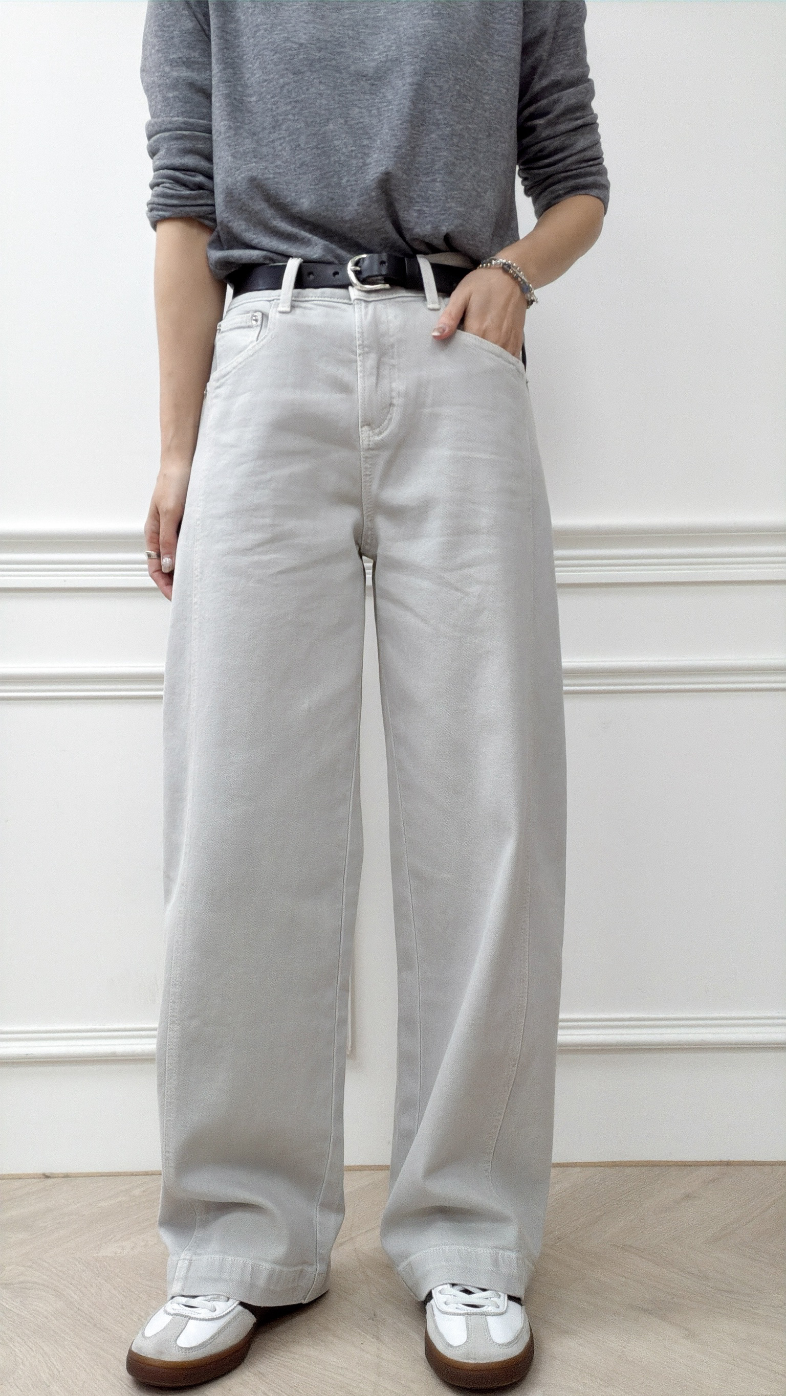 A69.淺藍洗色彈性剪接彎刀褲