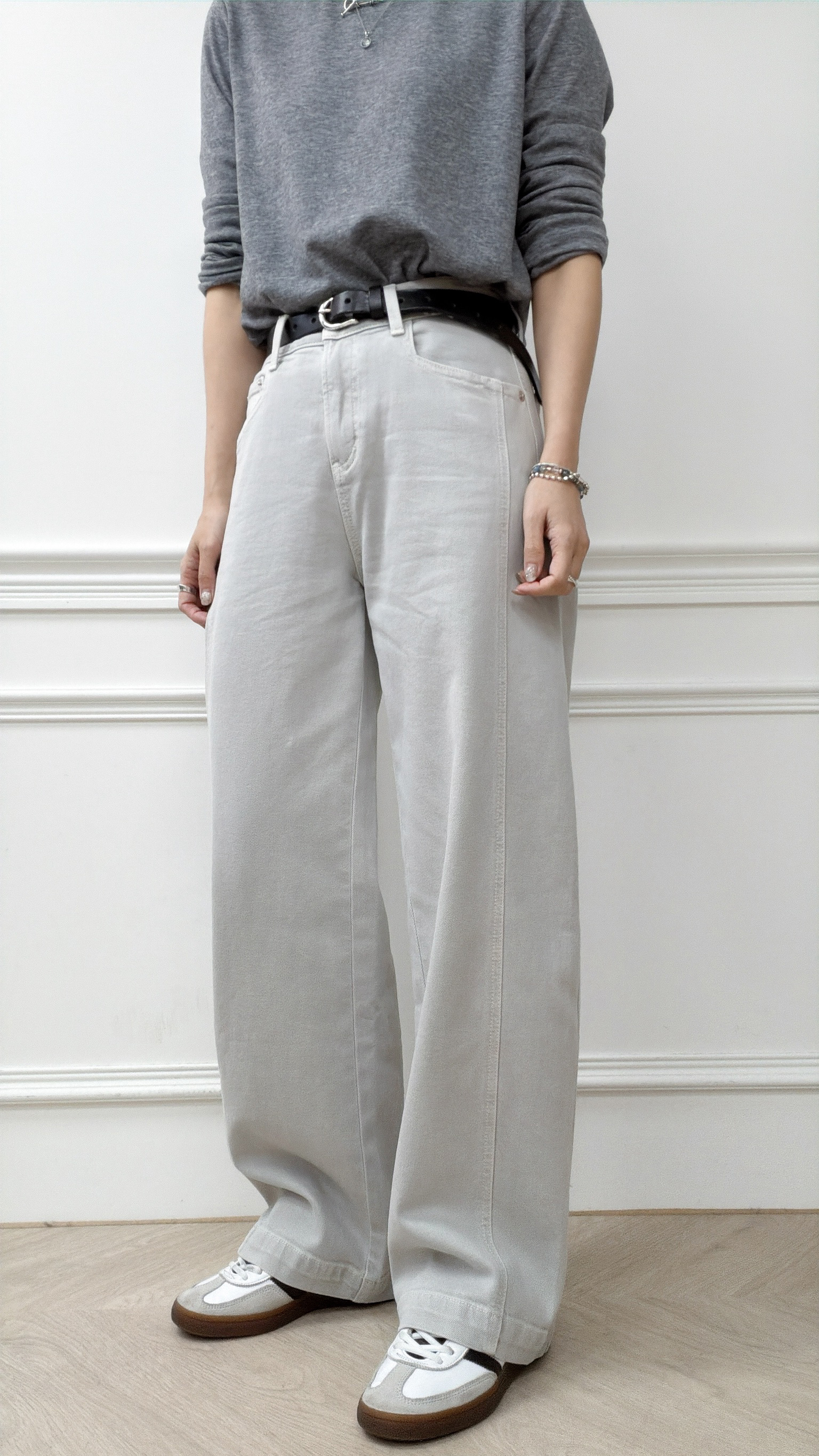 A69.淺藍洗色彈性剪接彎刀褲