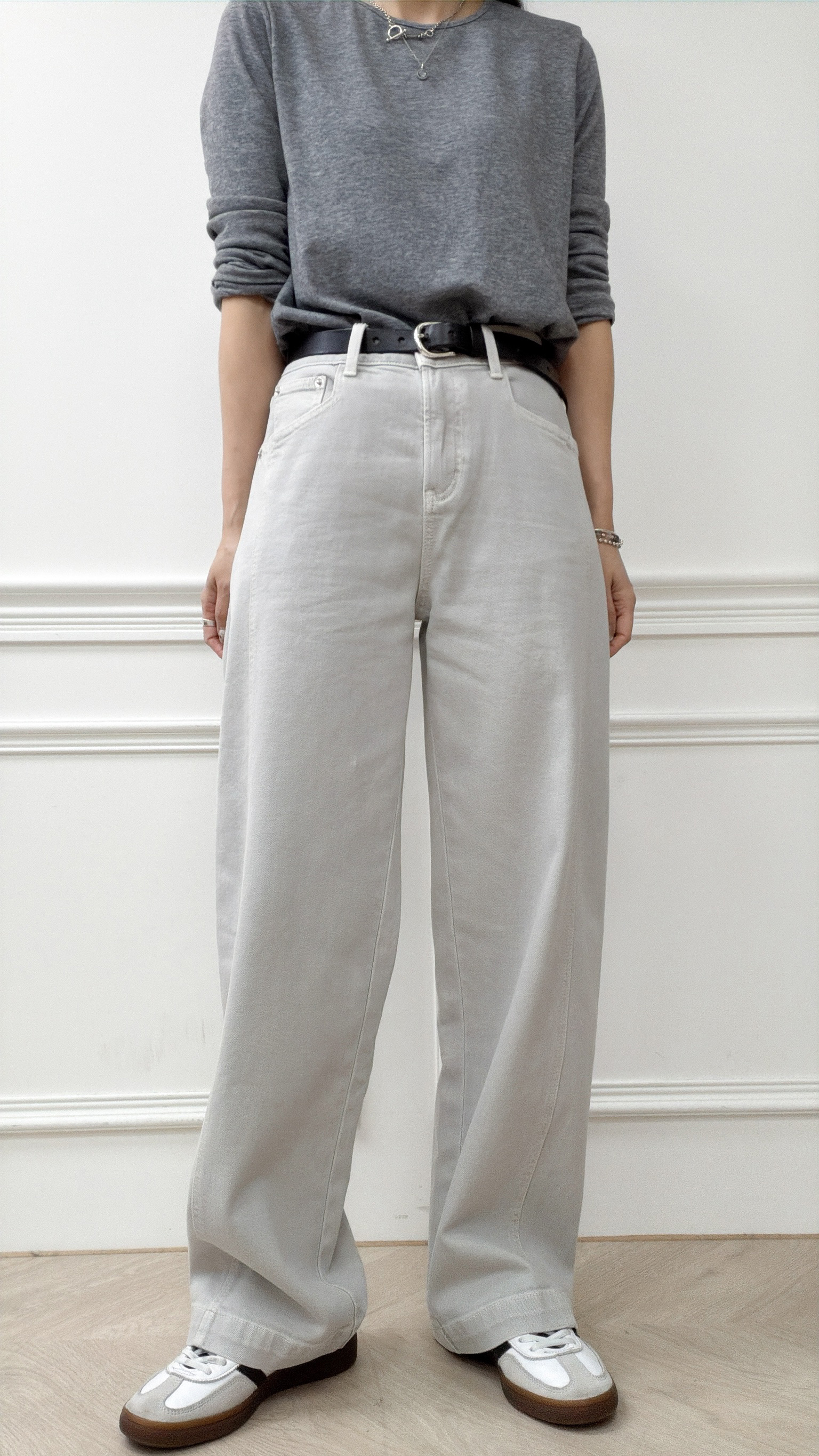 A69.淺藍洗色彈性剪接彎刀褲