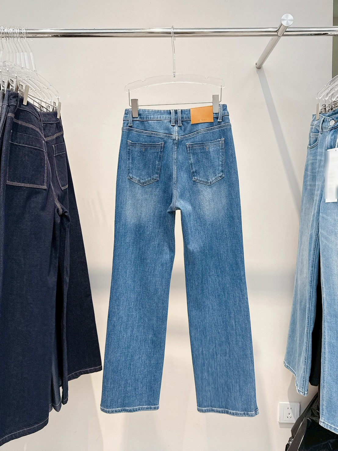 A02.後口袋小V車線彈性牛仔褲