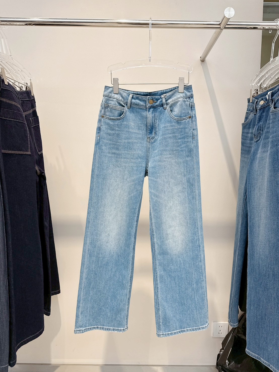 A01.淺色水洗褲口微破牛仔褲