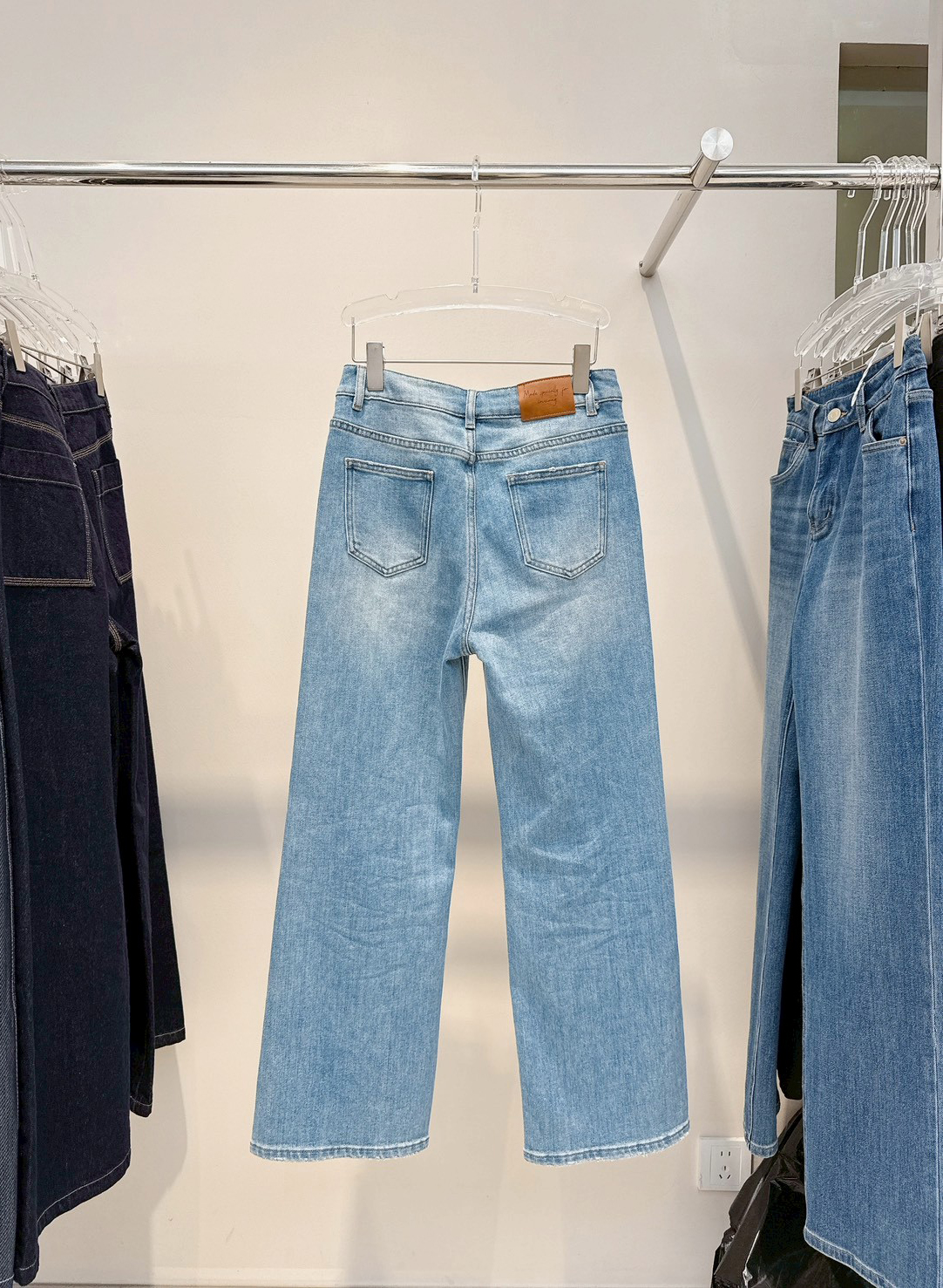 A01.淺色水洗褲口微破牛仔褲