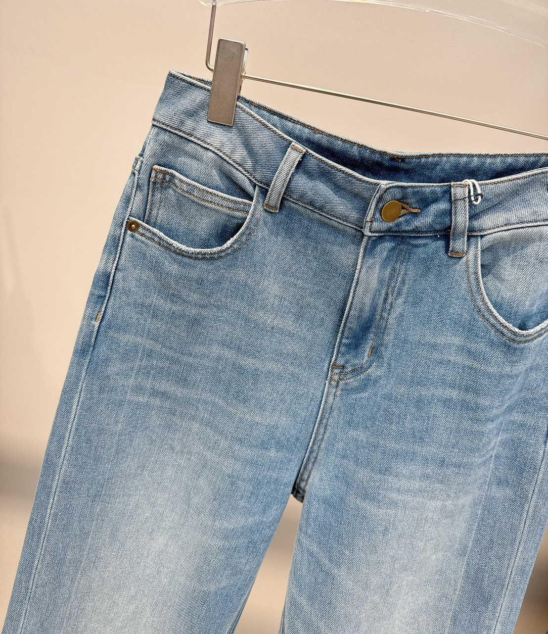 A01.淺色水洗褲口微破牛仔褲