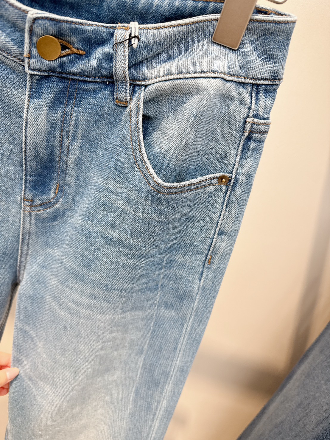 A01.淺色水洗褲口微破牛仔褲