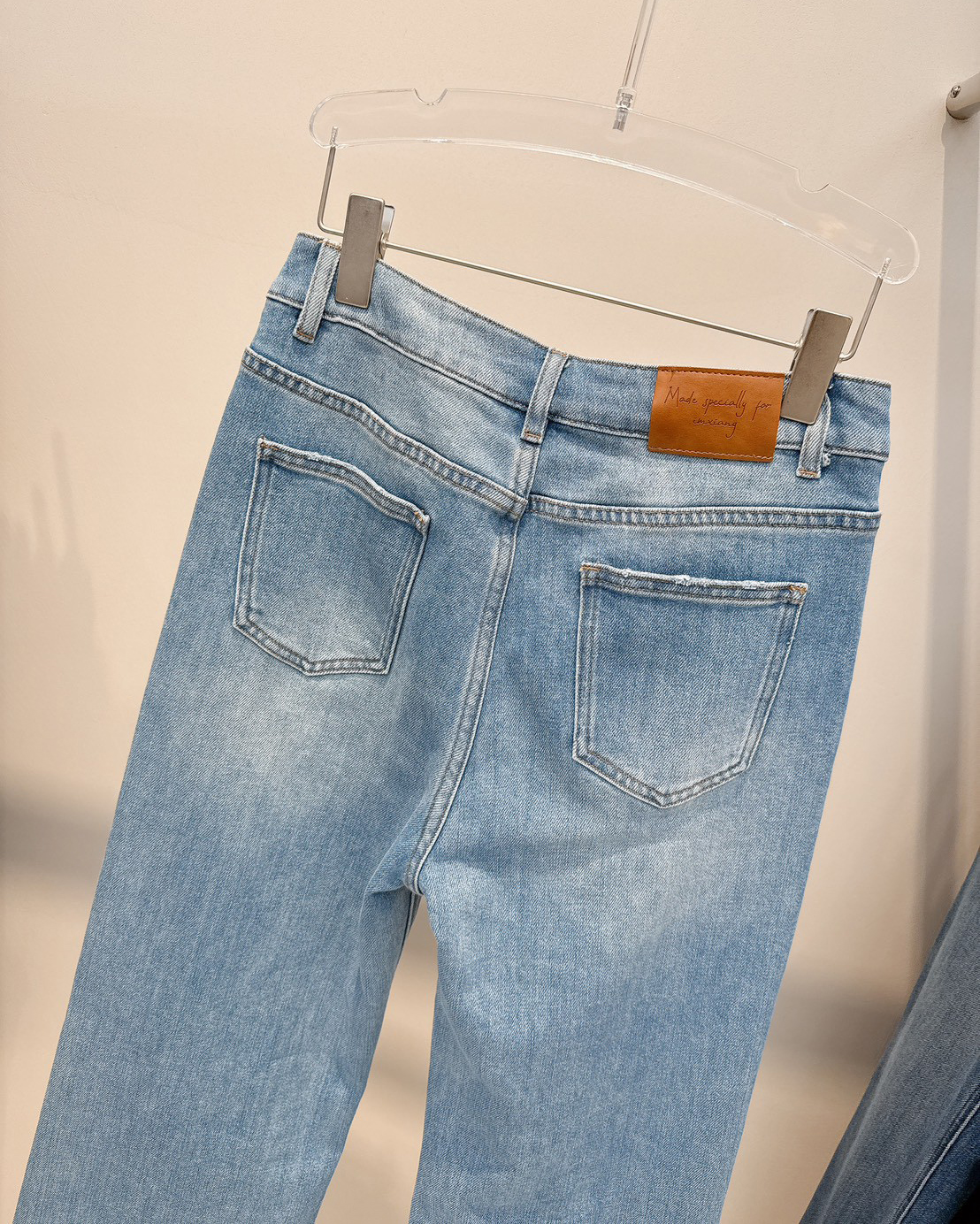 A01.淺色水洗褲口微破牛仔褲