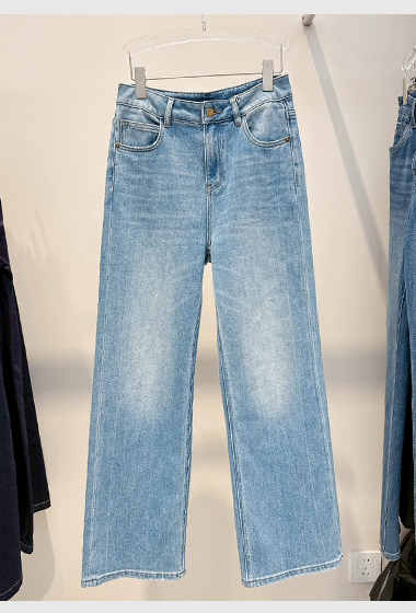 A01.淺色水洗褲口微破牛仔褲