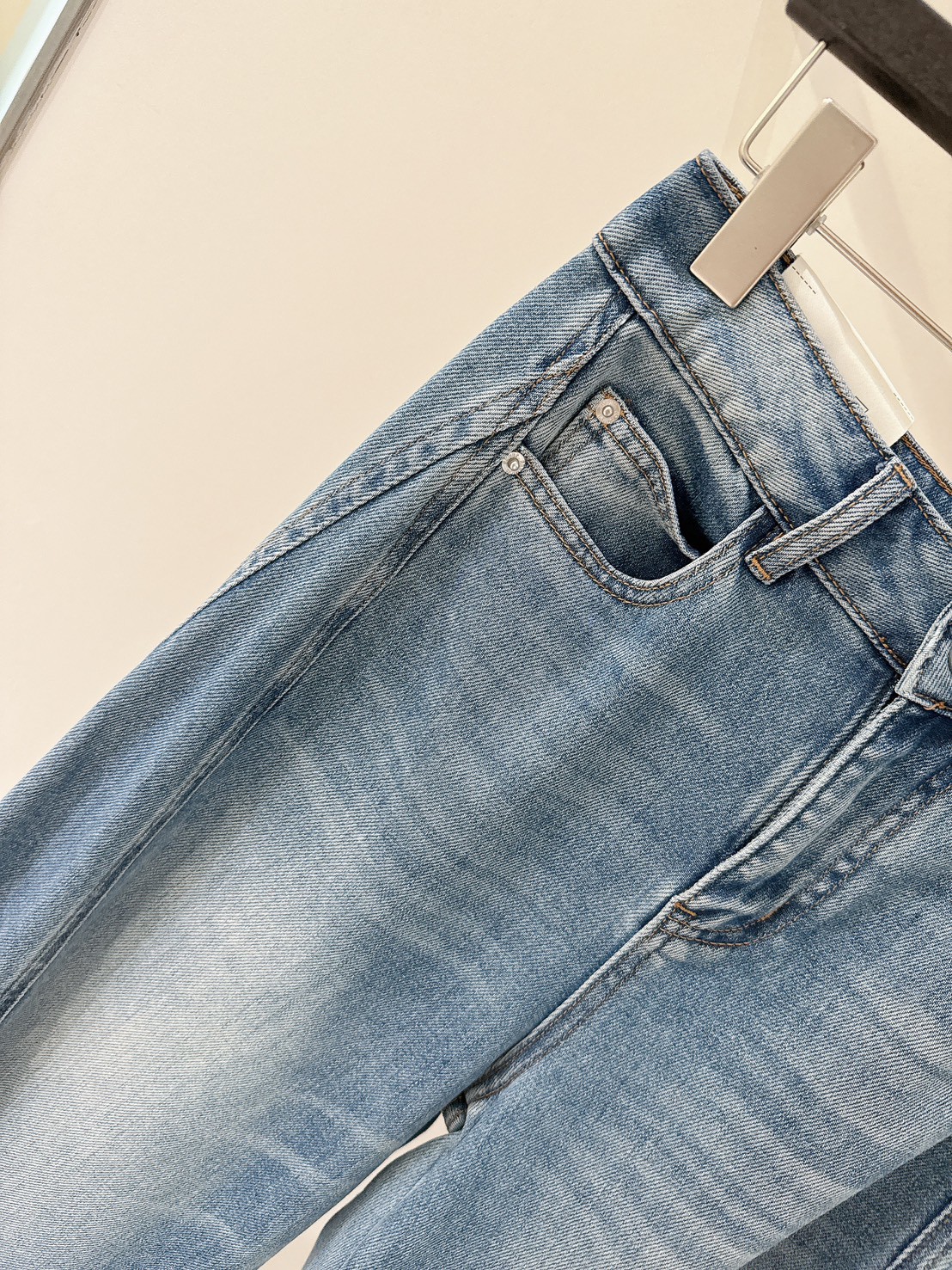 側邊斜線車縫刷色牛仔褲