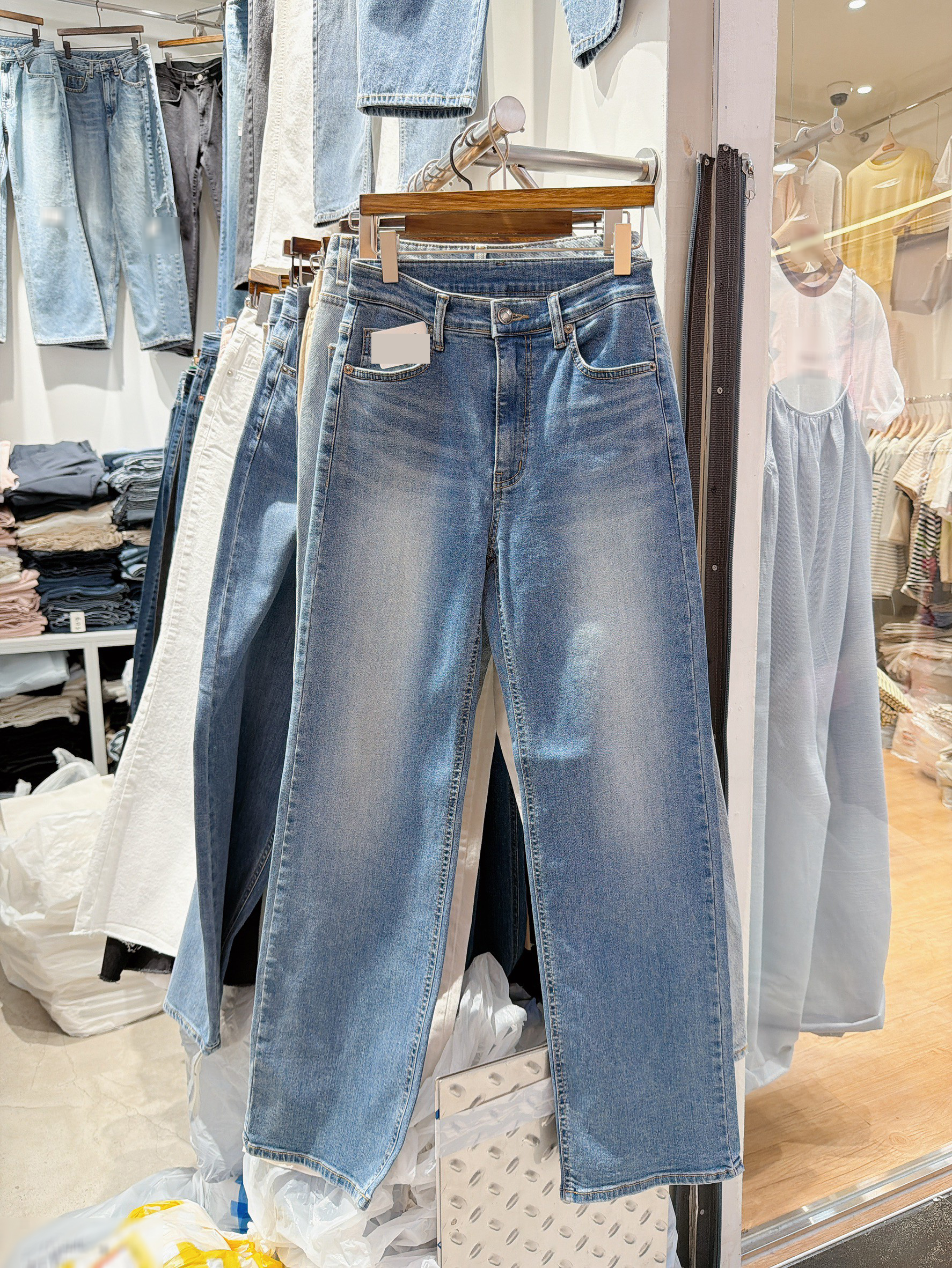 B34.綠繡線大腿刷白直筒彈性牛仔褲