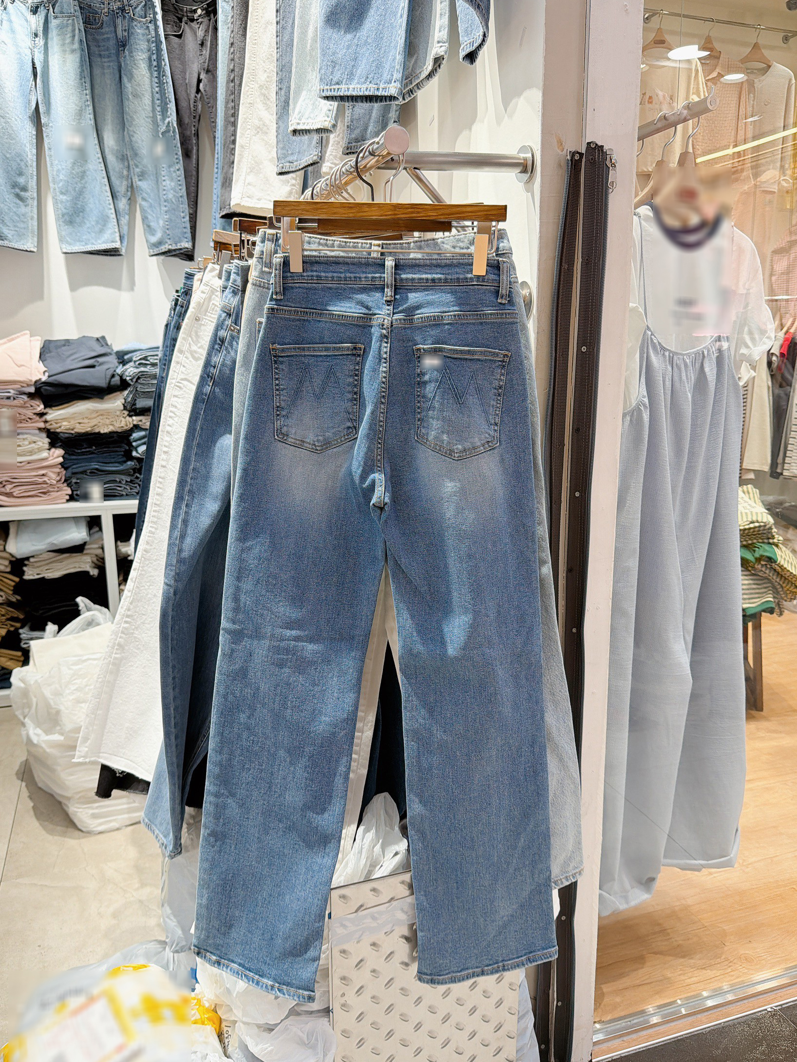 B34.綠繡線大腿刷白直筒彈性牛仔褲