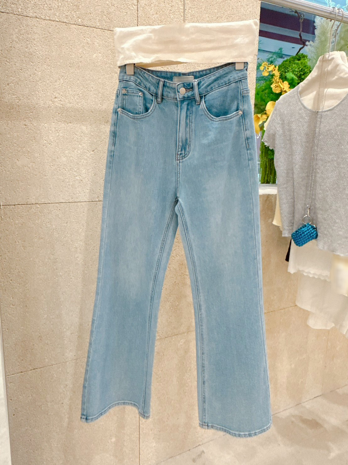 A18.後口袋可釦清爽牛仔褲