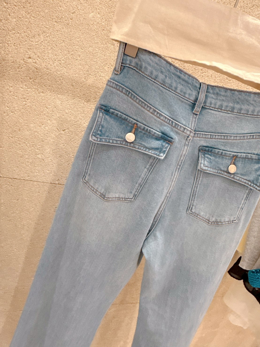 A18.後口袋可釦清爽牛仔褲