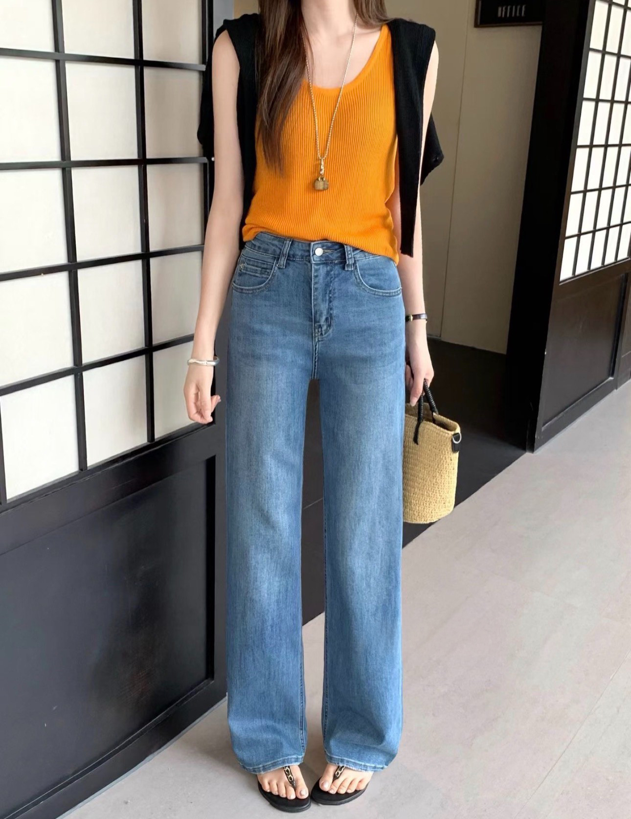 A04.百搭舒適中藍牛仔長褲