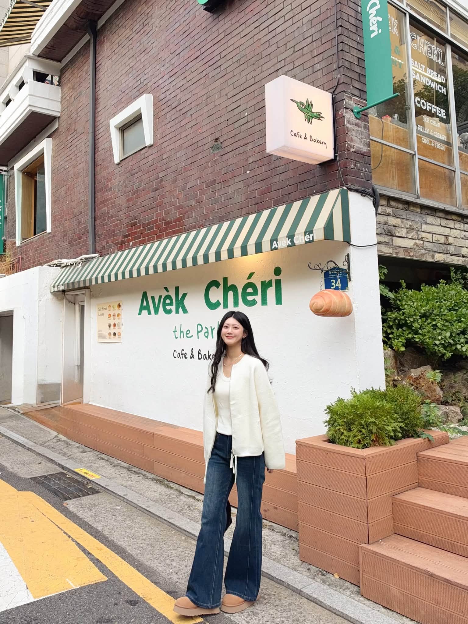 A32.後雙口袋刷色喇叭牛仔褲
