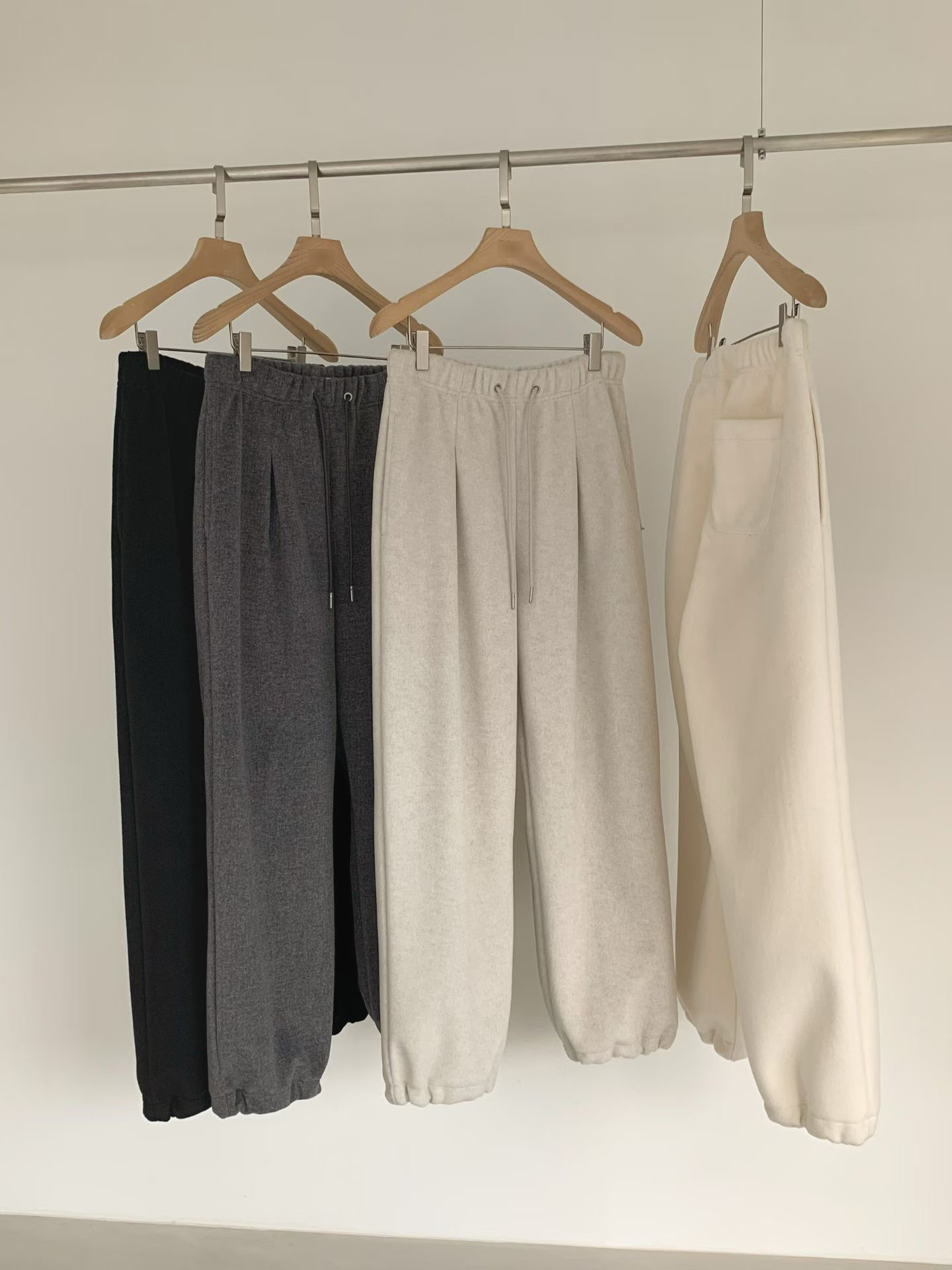 B05.前打褶褲口可束絨面休閒褲