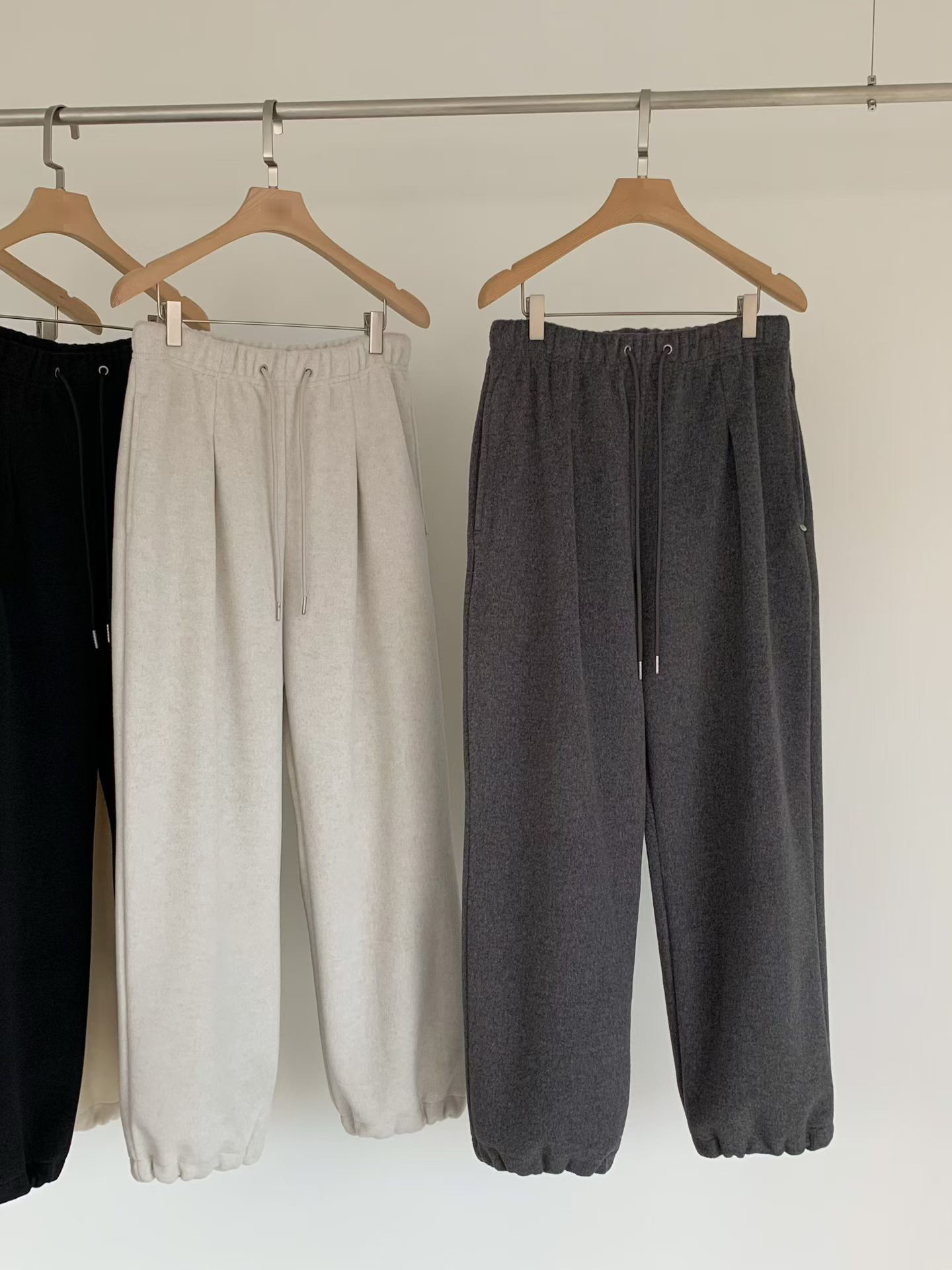 B05.前打褶褲口可束絨面休閒褲