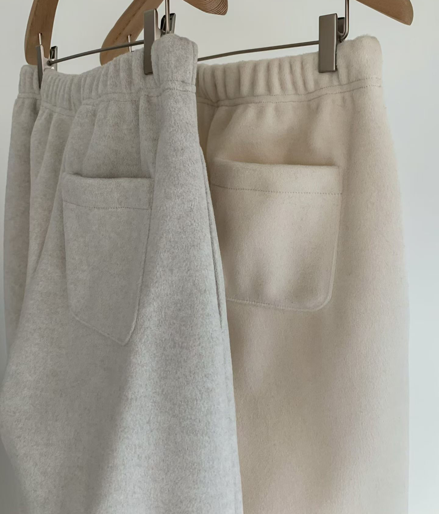 B05.前打褶褲口可束絨面休閒褲