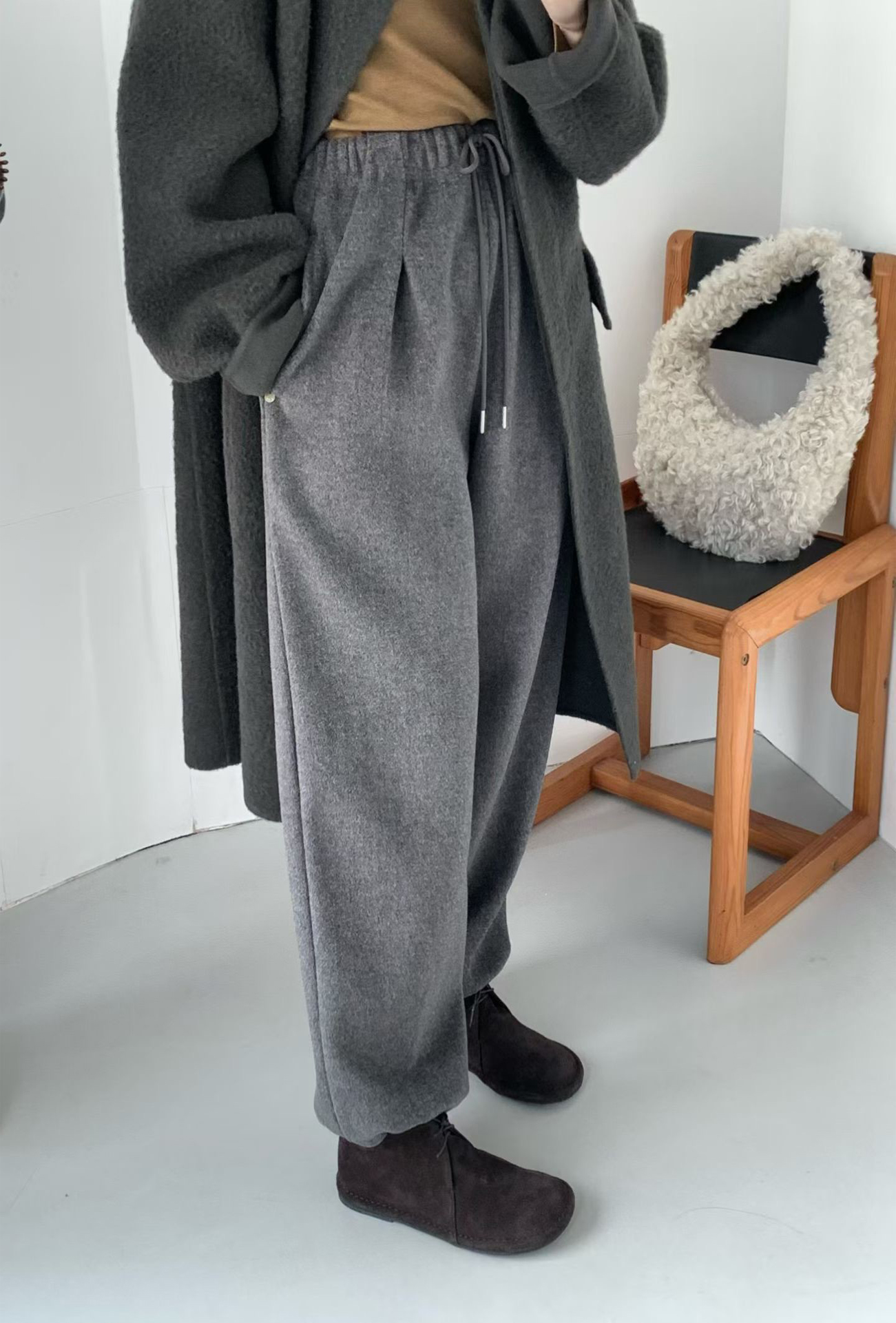 B05.前打褶褲口可束絨面休閒褲