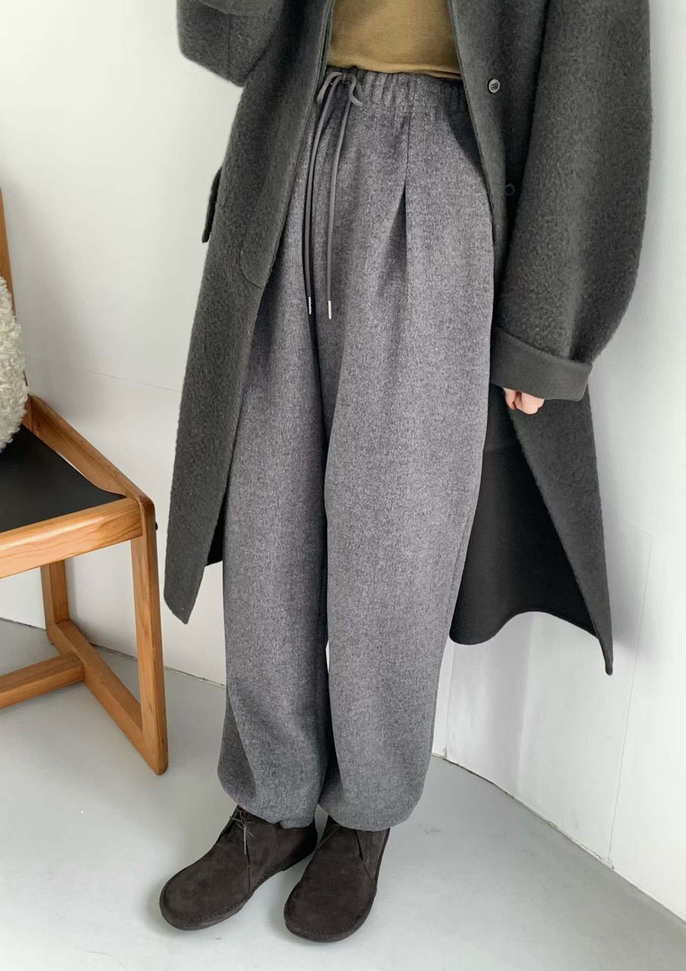 B05.前打褶褲口可束絨面休閒褲