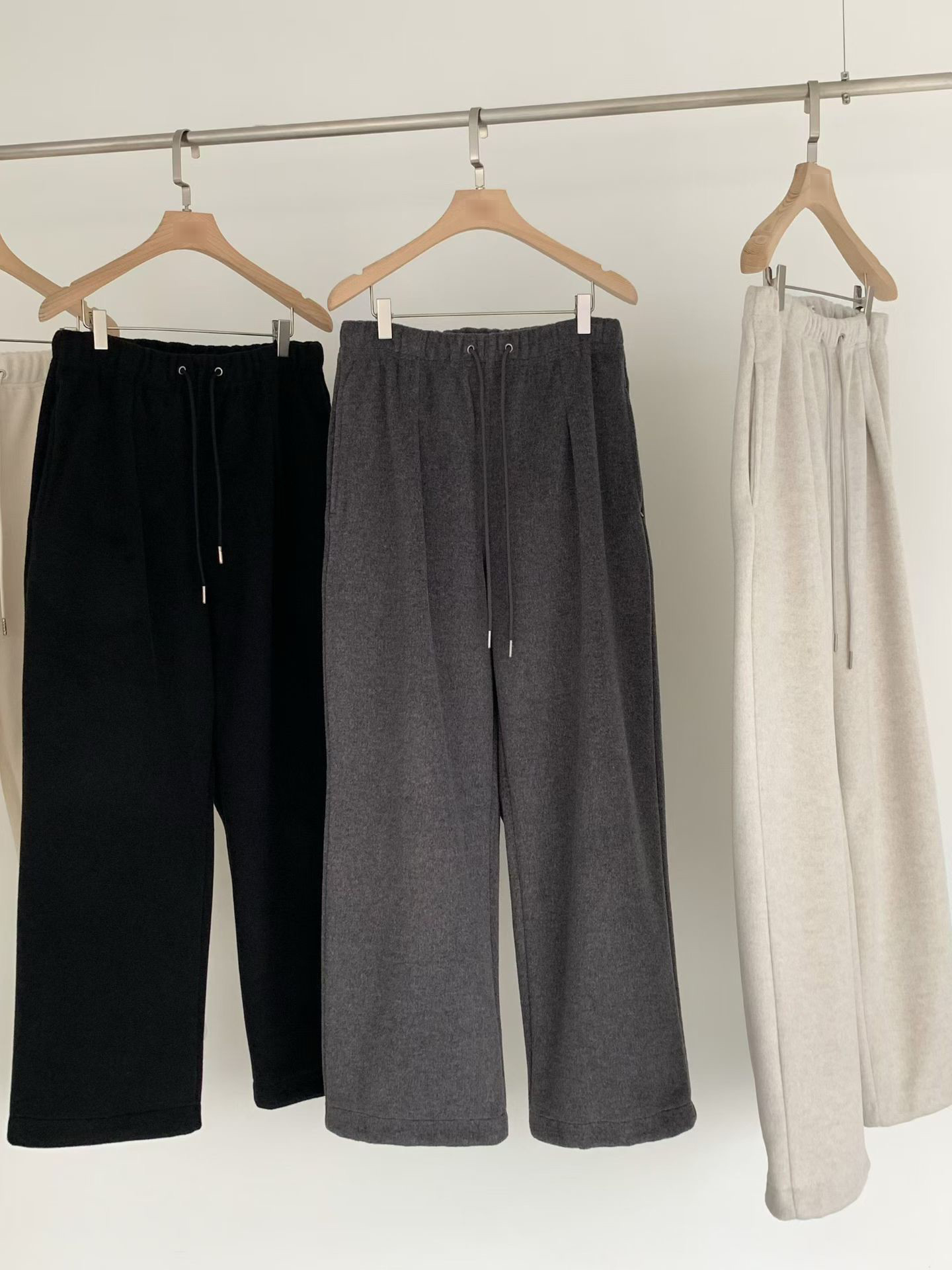 B05.前打褶褲口可束絨面休閒褲