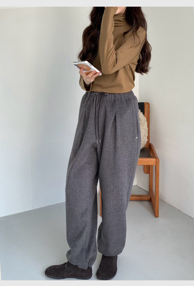 B05.前打褶褲口可束絨面休閒褲