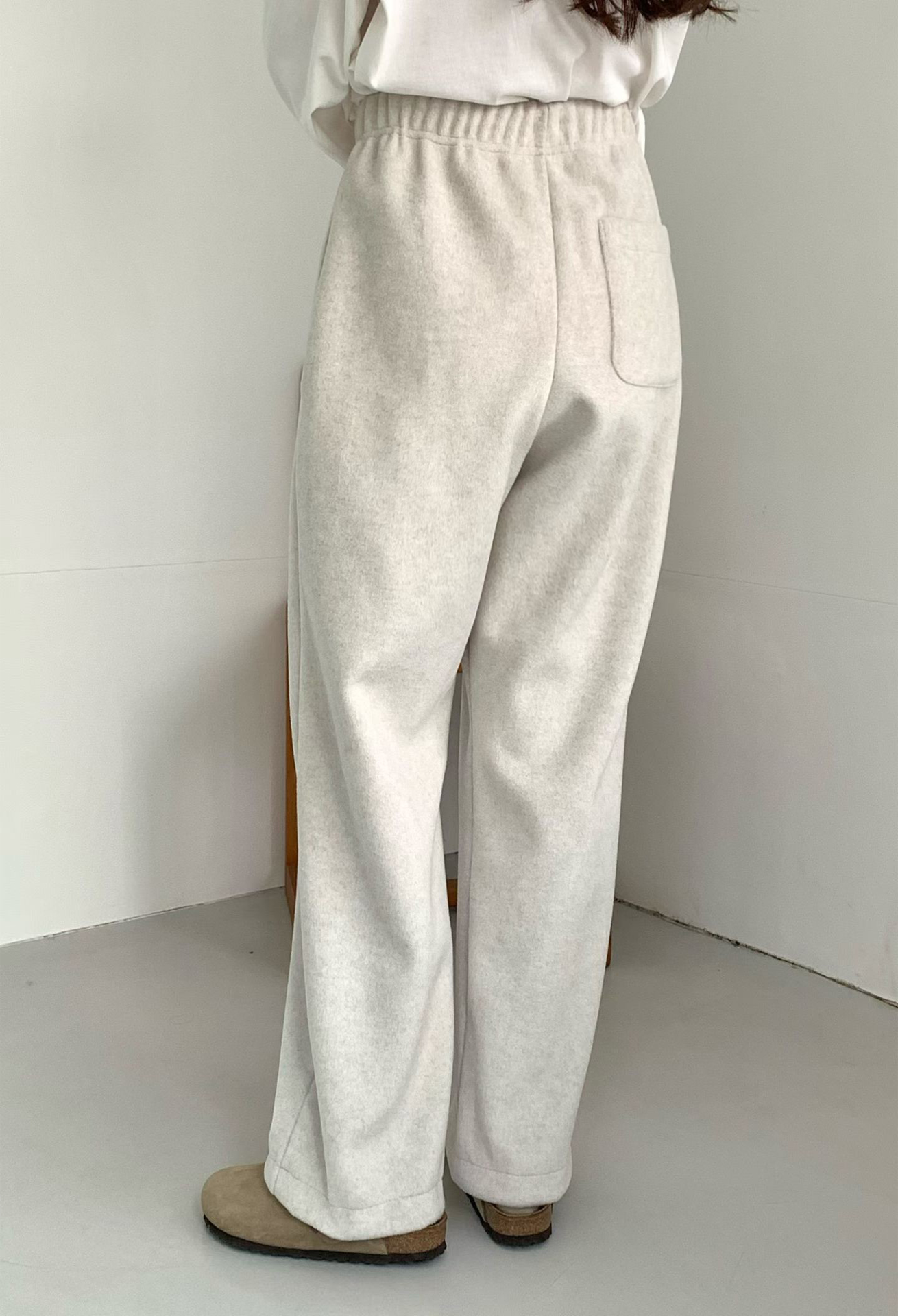 B05.前打褶褲口可束絨面休閒褲