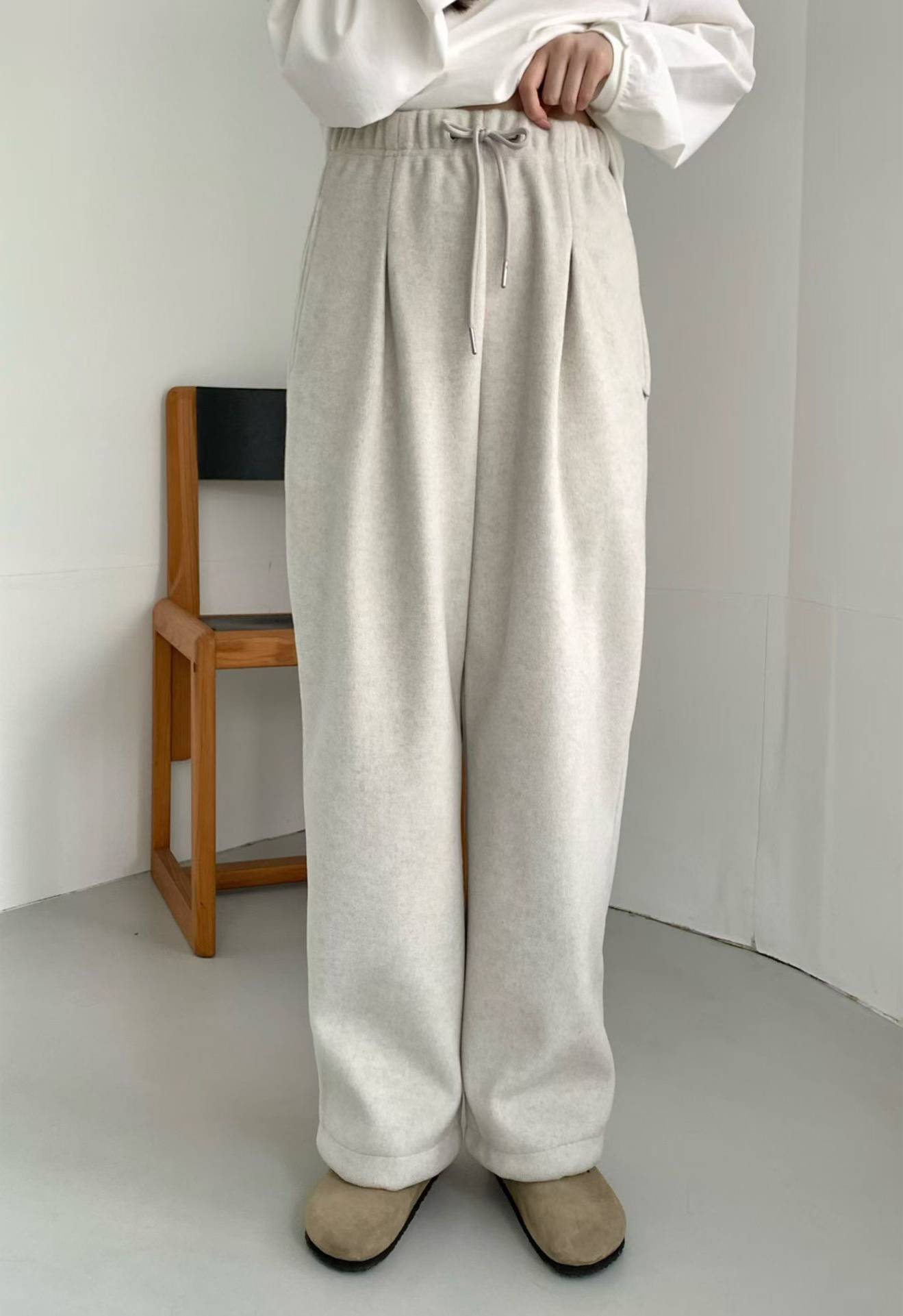 B05.前打褶褲口可束絨面休閒褲