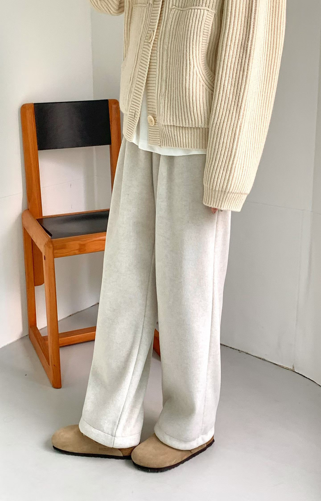 B05.前打褶褲口可束絨面休閒褲