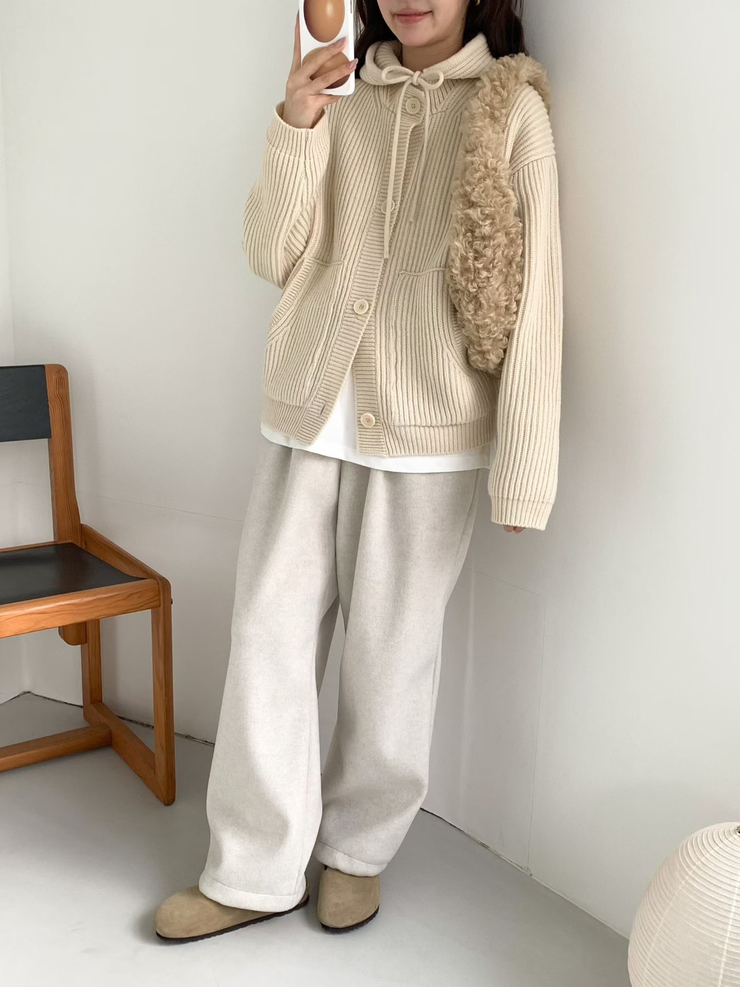 B05.前打褶褲口可束絨面休閒褲