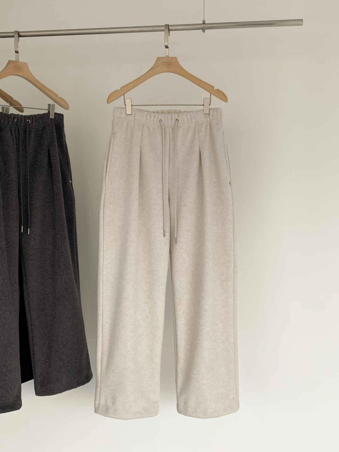 B05.前打褶褲口可束絨面休閒褲