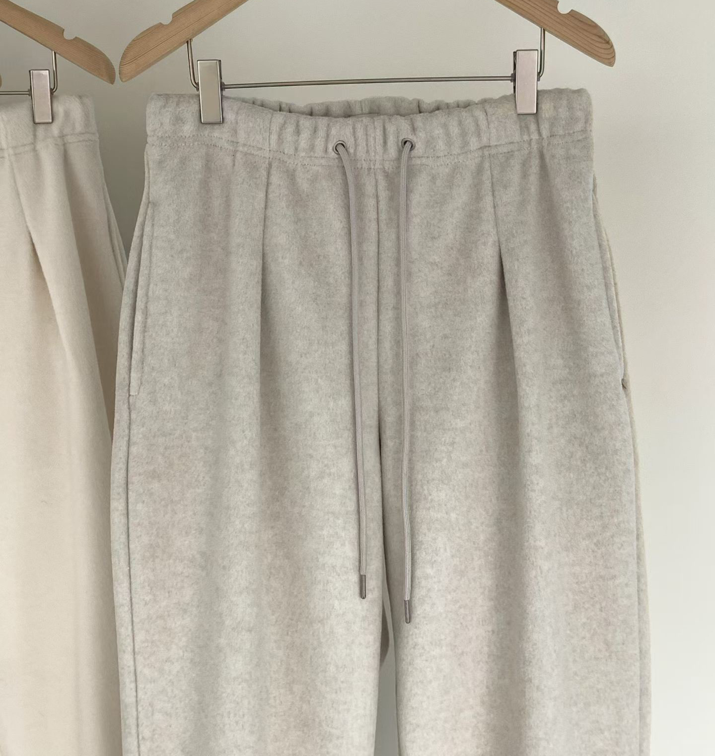 B05.前打褶褲口可束絨面休閒褲