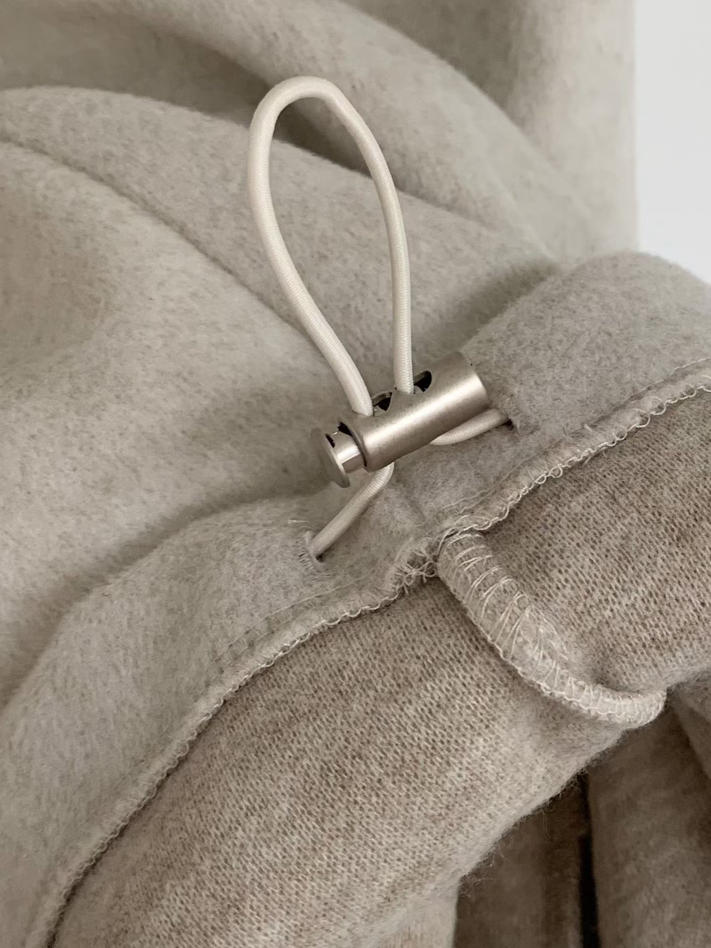 B05.前打褶褲口可束絨面休閒褲