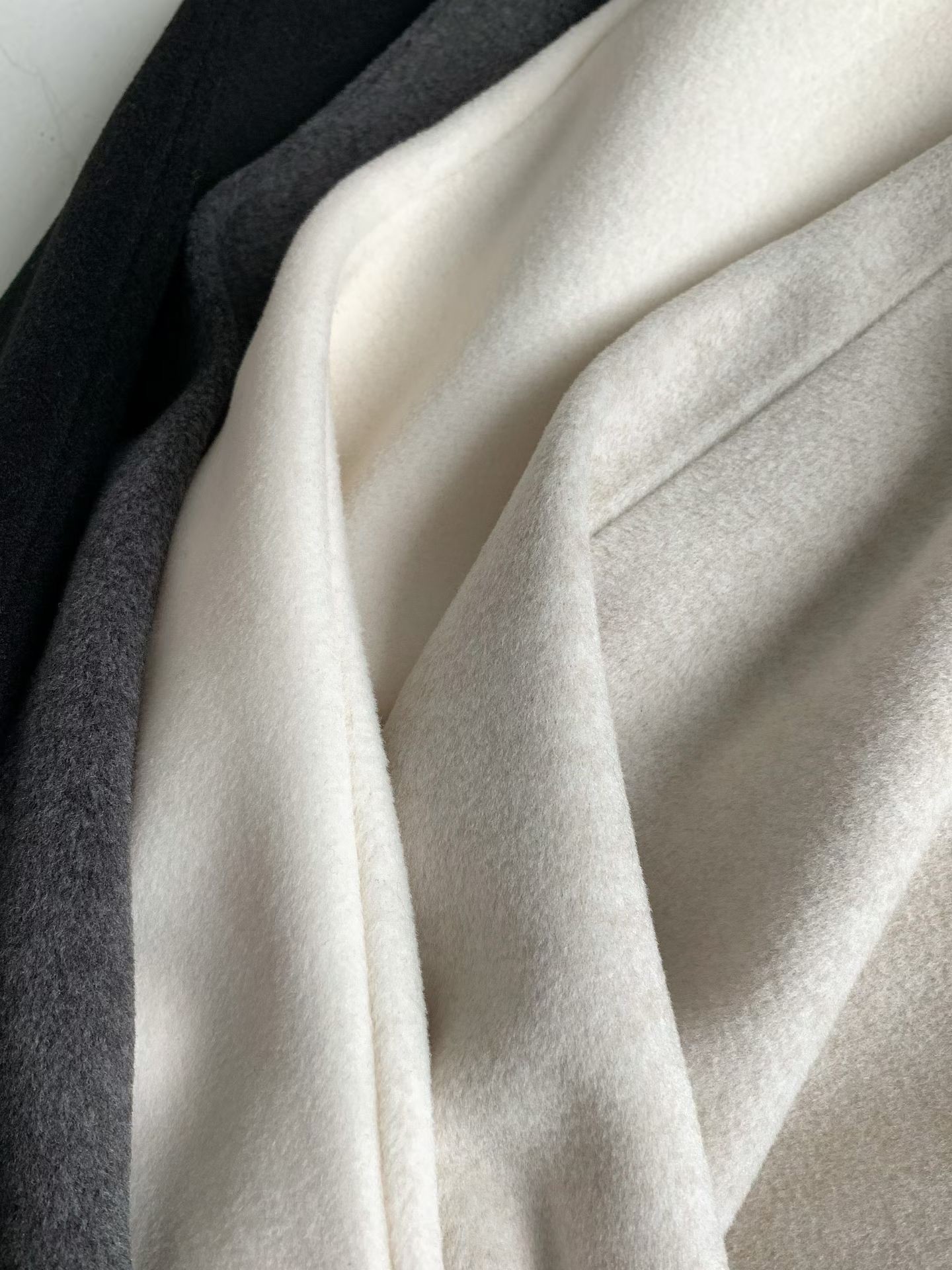 B05.前打褶褲口可束絨面休閒褲