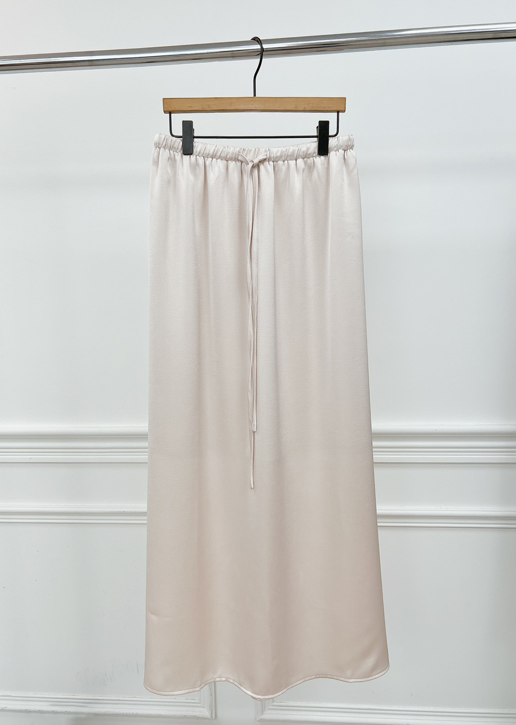 B46.微光澤拉繩修身長裙