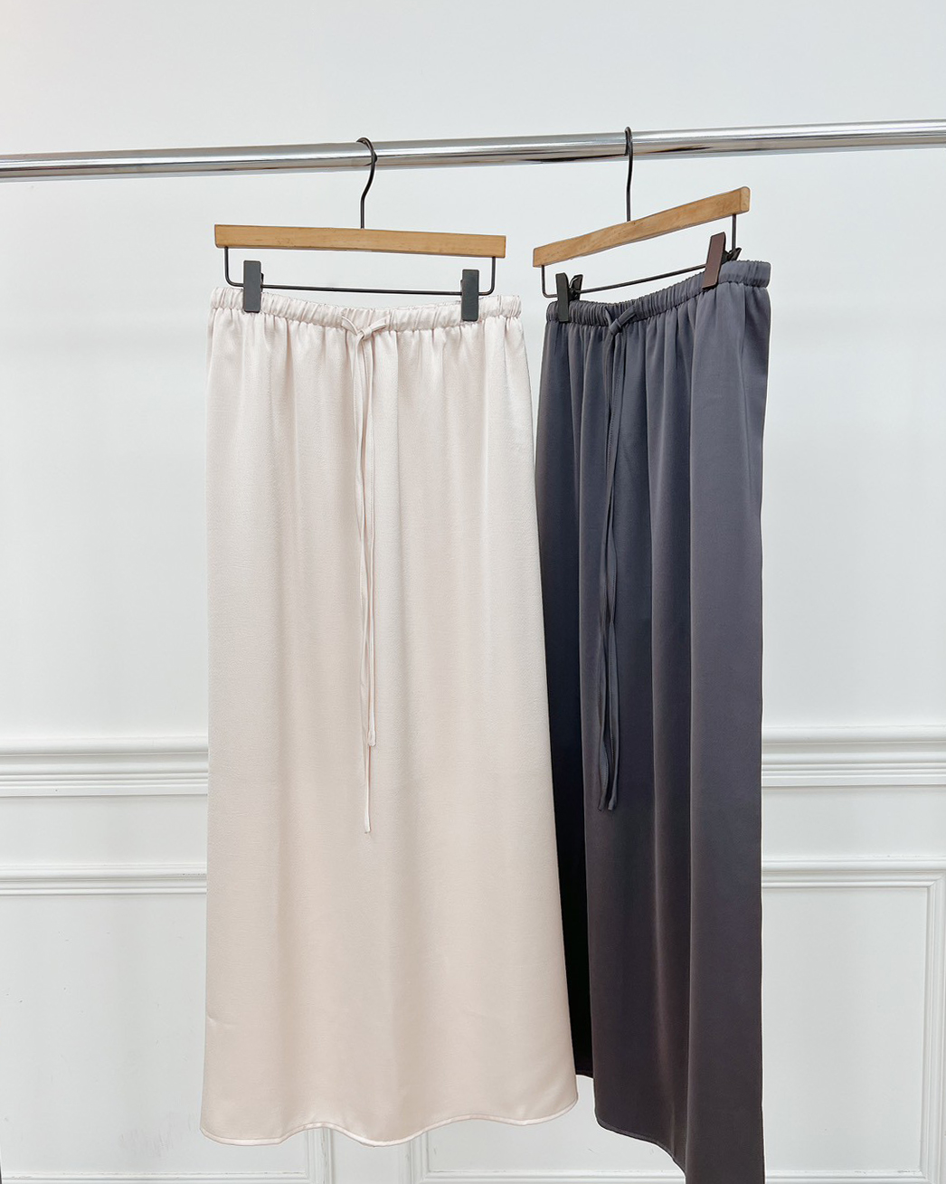 B46.微光澤拉繩修身長裙