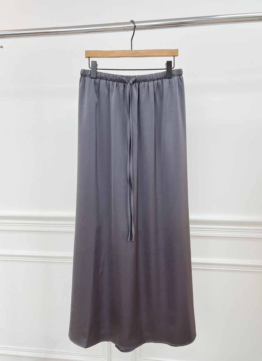 B46.微光澤拉繩修身長裙