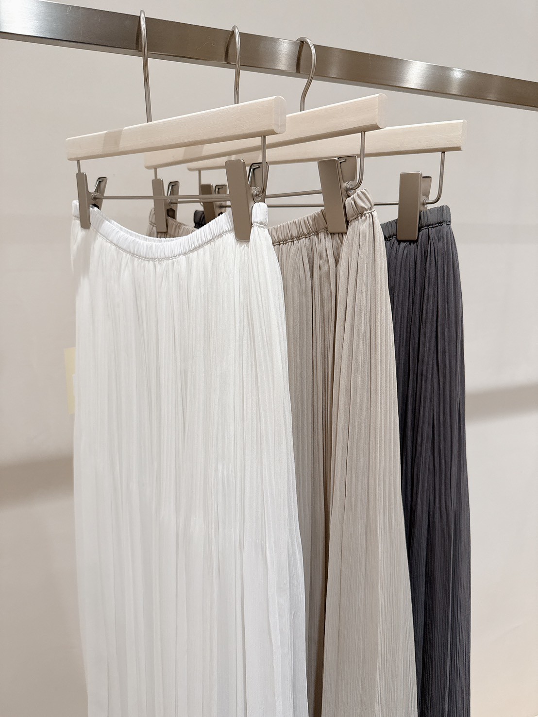 淡雅飄逸細百褶長裙