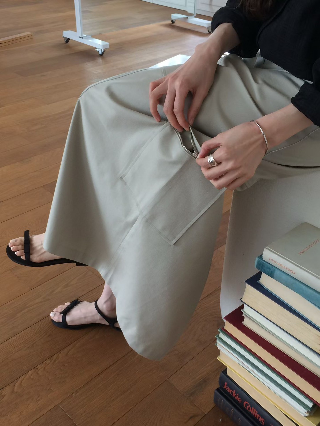 B21.十字剪接素雅工裝裙