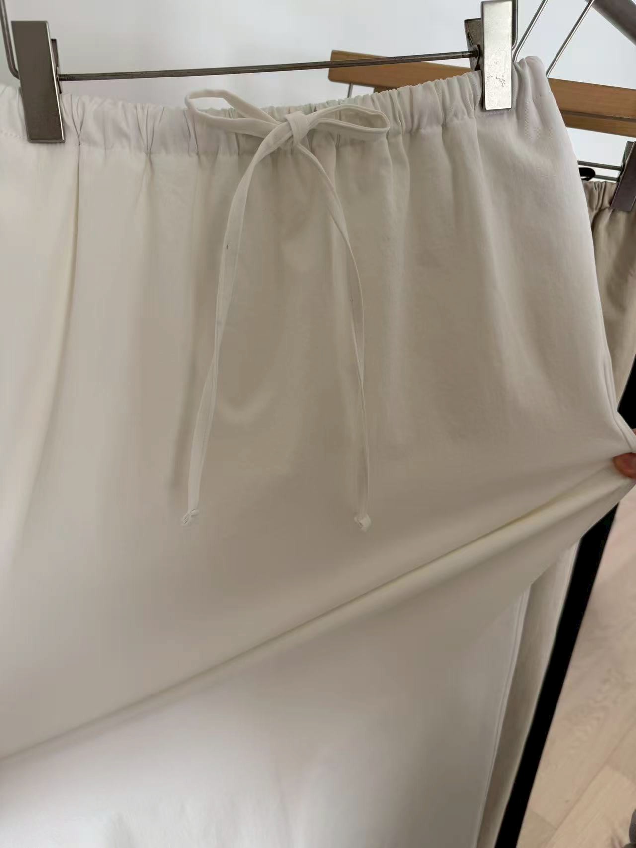 B04.鬆緊腰後開叉瘦瘦裙