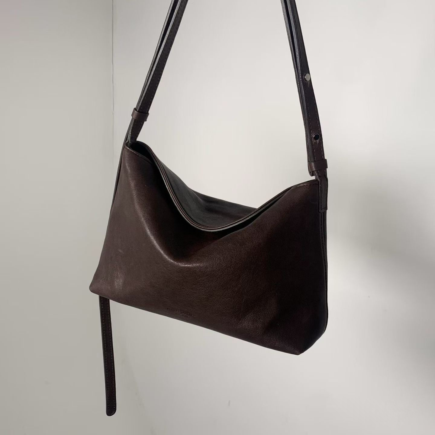 A01.簡約羊皮磁吸枕頭包