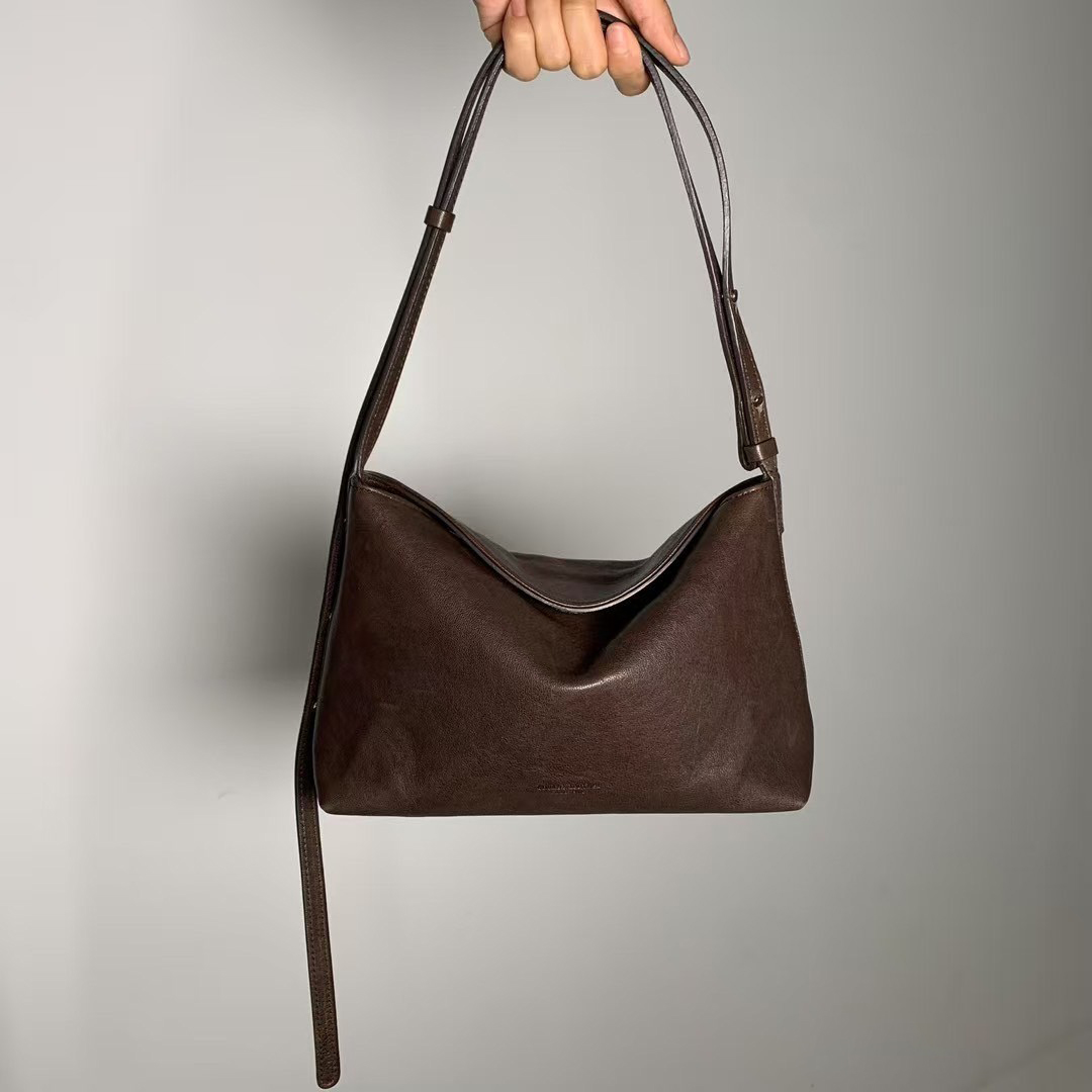 A01.簡約羊皮磁吸枕頭包